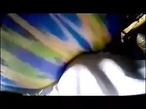 یک دختر بچه در روی م ...
