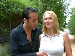 سیندی بازی می کند با ...