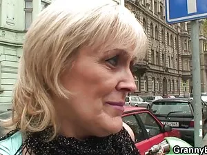 سگ ماده تلاش می کند  ...